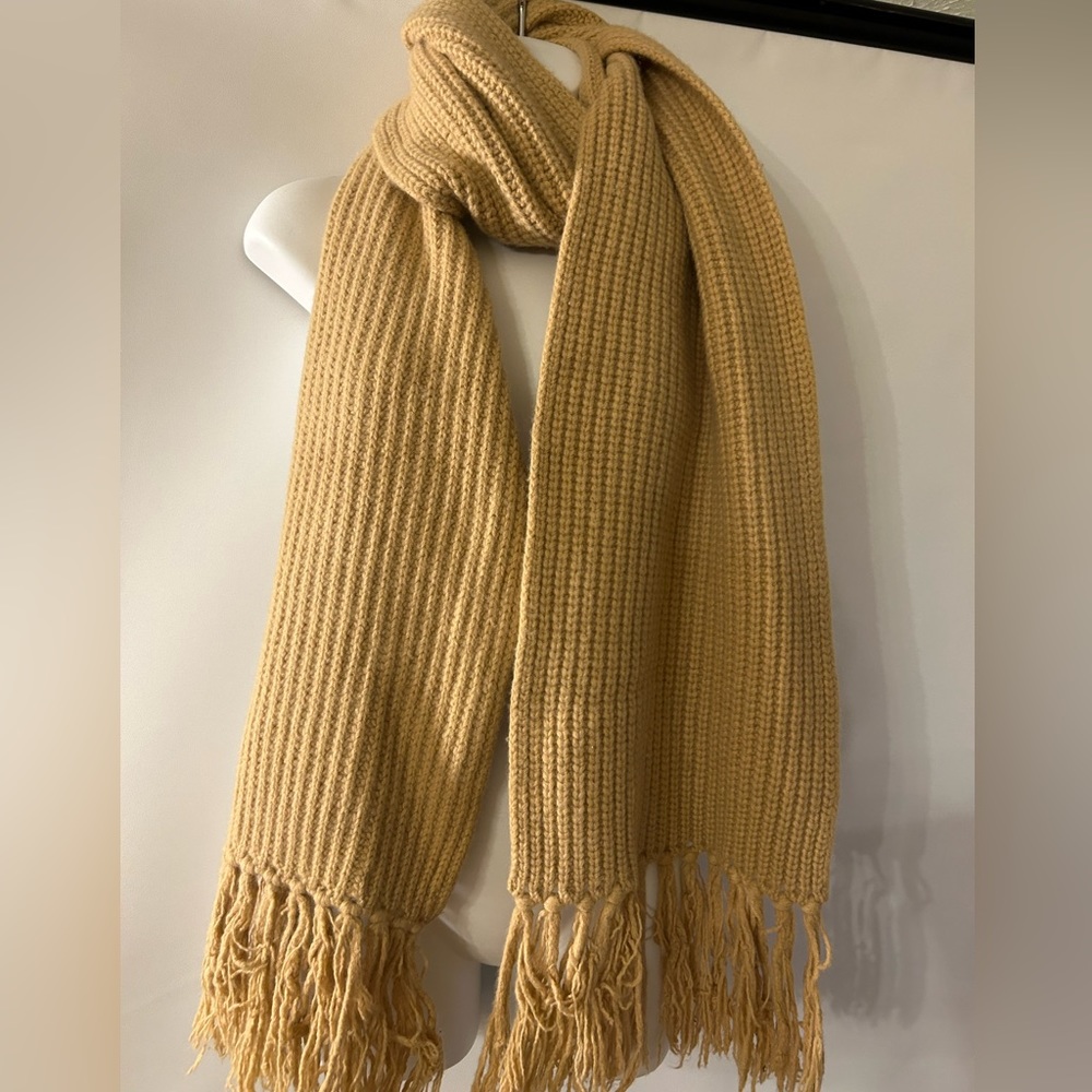 MAINSTAY SUPERIOR MATERIALS AND SIMPLISTICITY STYLE CAMEL COLOR CHUNKY SCARF